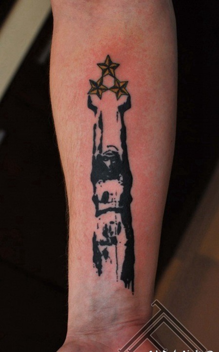 小臂抽象风格彩色雕像与星星纹身图案