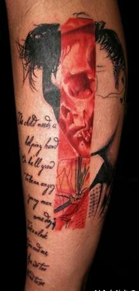 小腿彩色的埃尔维斯肖像与字母纹身图案