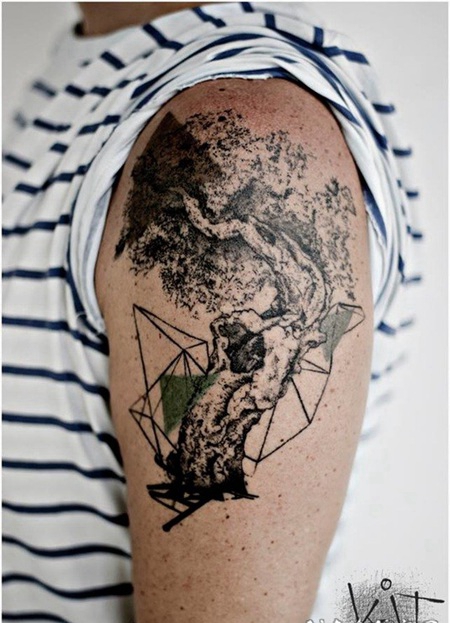 大臂抽象风格的彩色装饰大树纹身图案