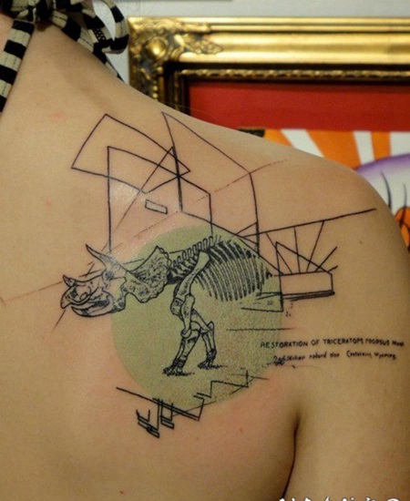背部彩色的恐龙骨架与几何图形字母纹身图案