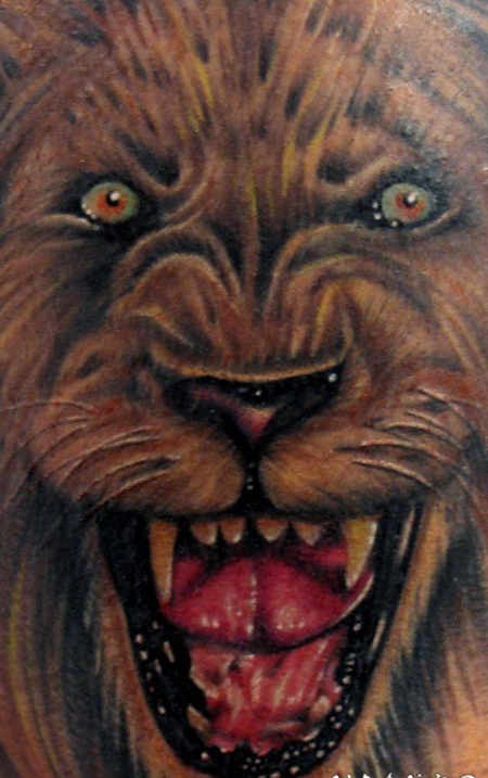 写实的3D咆哮狮子彩色纹身图案