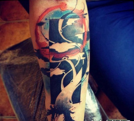 小臂抽象风格的彩色装饰树纹身图案