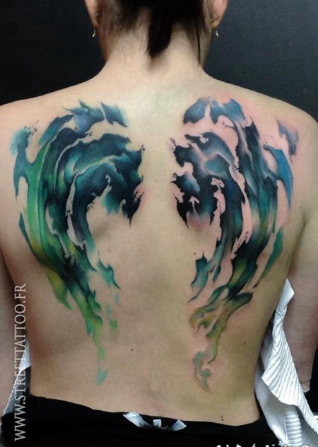 背部抽象风格彩色的神秘雾纹身图案