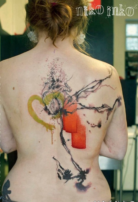 背部抽象风格的彩色心形与各种饰品纹身图案