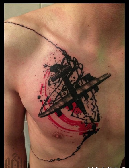 胸部抽象风格的彩色轰炸机纹身图案