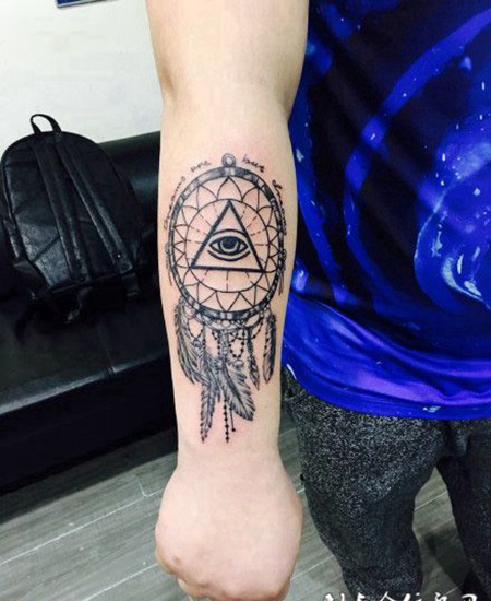 个性的手臂捕梦网纹身图