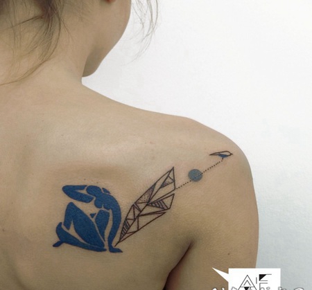 女人背部彩色抽象饰品纹身图案