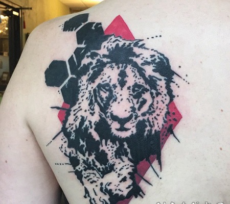 背部狮子头和红色菱形纹身图案