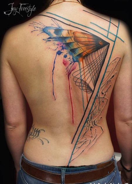 背部抽象风格彩色的神秘翅膀纹身图案