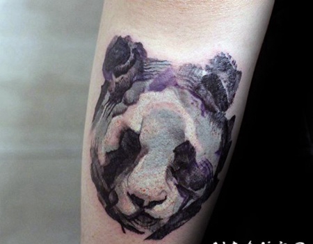 手臂抽象风格的彩色熊猫头纹身图案