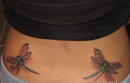 背部3D两只彩色蜻蜓纹身图案