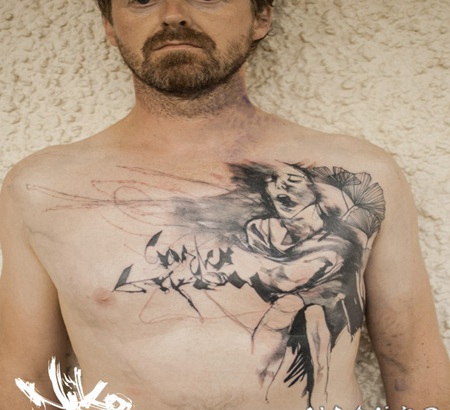 男性胸部黑色抽象的女人和字母纹身图案