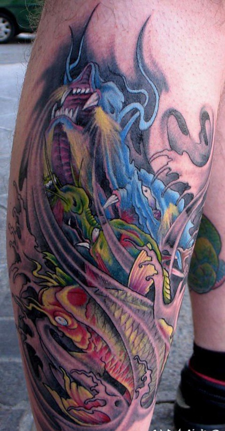 小腿彩色的3D鲤鱼和龙纹身图案