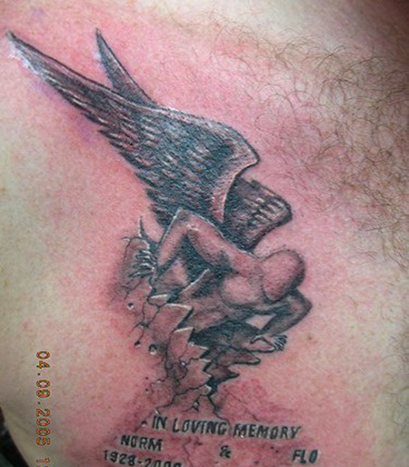 胸部3d天使和字母撕皮纹身图案