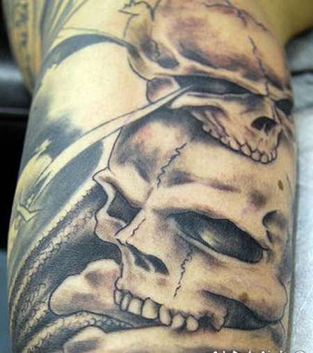 精致的骷髅和骨头纹身图案