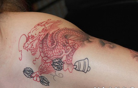 3D红色的中国龙肩部纹身图案