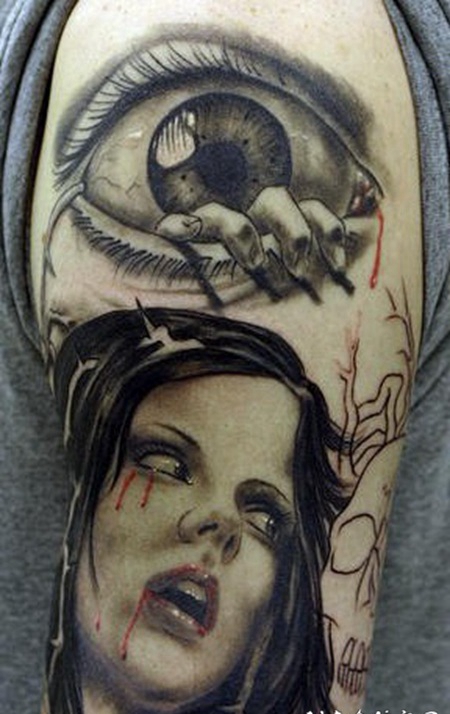 手臂爬行的手和眼睛3D纹身图案