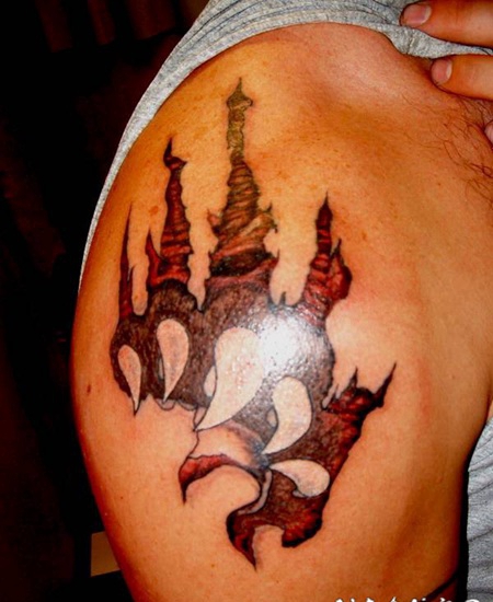 3D撕裂皮肤和熊爪印纹身图案