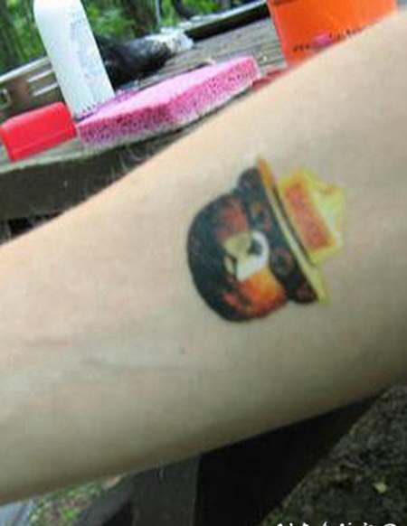 3D卡通熊和帽子纹身图案