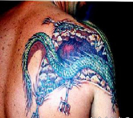 肩部3D披肩龙彩色纹身图案