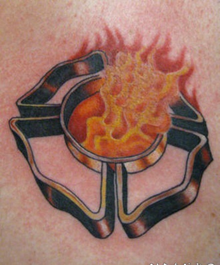 3D火焰和四叶草符号纹身图案