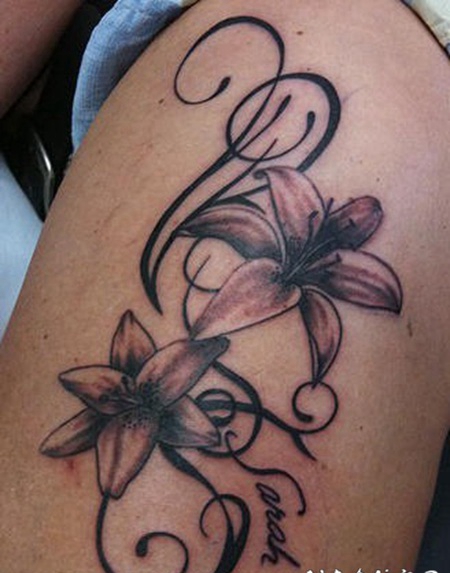 花朵和藤蔓字母纹身图案