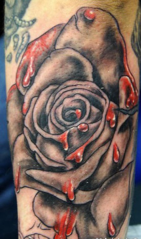 写实的滴血玫瑰彩色纹身图案