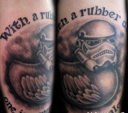 个性的冲锋头盔橡皮鸭纹身图案