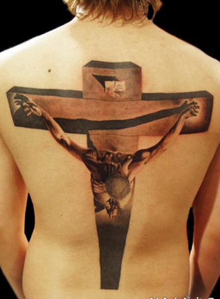 背部写实的3D十字架纹身图案