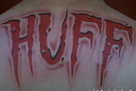 背部红色的3D字母纹身图案