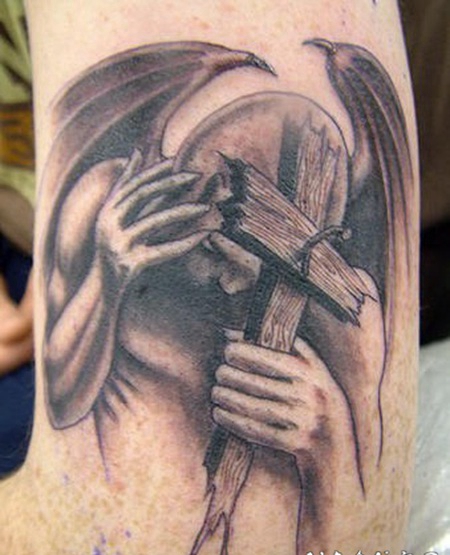 恶魔和十字架纹身图案