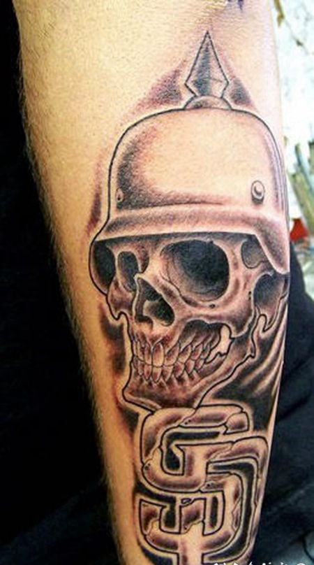 手臂3D骷髅和德曼头盔纹身图案