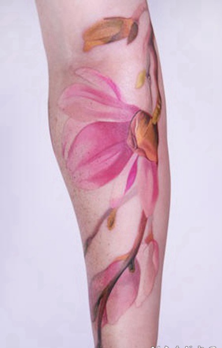 手臂美丽的3D彩色花朵纹身图案
