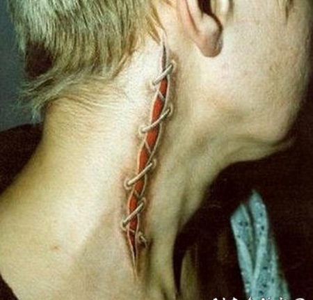 颈部彩色皮肤撕裂3D纹身图案