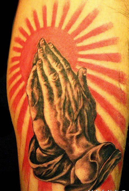 写实红色背景下的祈祷之手纹身图案