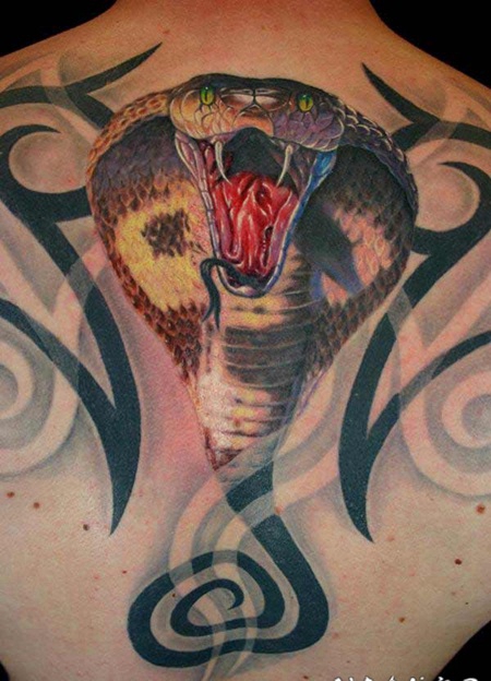 背部黑色部落图腾和3D写实蛇纹身图案