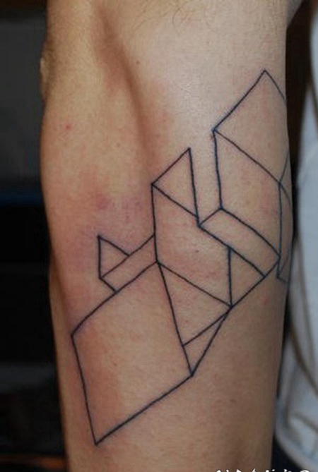 手臂3D黑色线条几何纹身图案