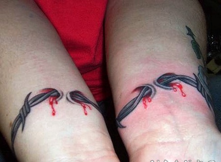 手腕上3D逼真的刺线纹身图案