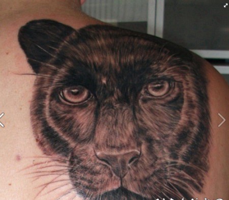 肩部3D写实的黑豹纹身图案