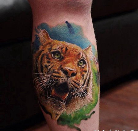 小腿彩色的3D老虎纹身图案