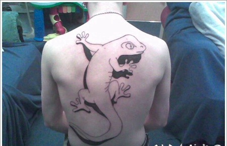 背部黑灰色的壁虎3D风格纹身图案