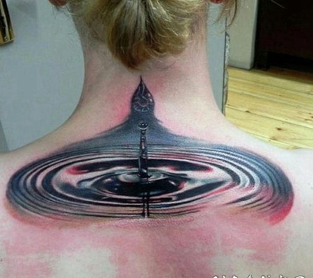 背部非常逼真的3D水纹身图案