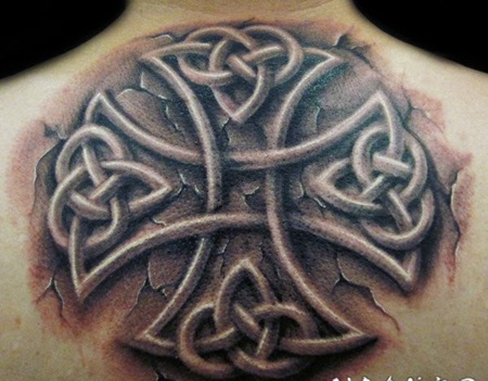 惊人的3D逼真凯尔特十字架背部纹身图案