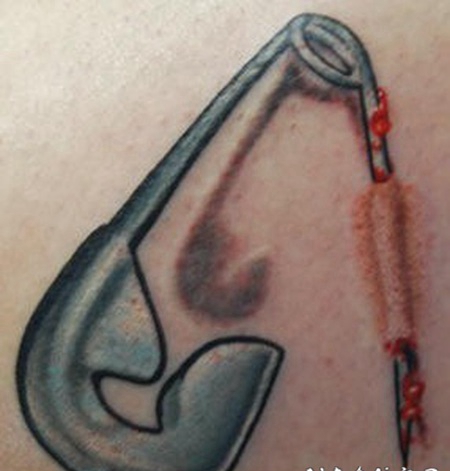 3D逼真的回形针纹身图案