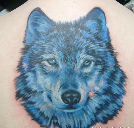 逼真的3D蓝色狼头背部纹身图案