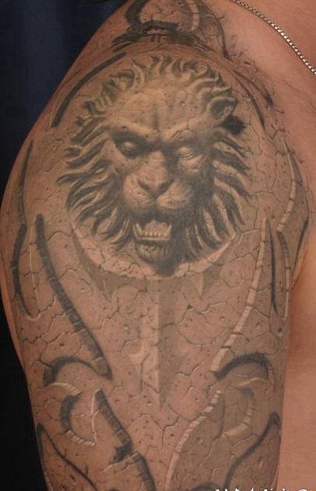 手臂写实的3D石狮子纹身图案