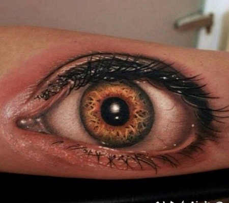 手臂上的3D逼真眼睛纹身图案