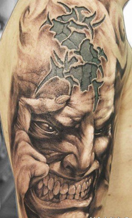 手臂3D写实的彩色邪恶怪物与神秘符号纹身图案