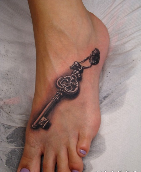 脚背灰色的3D钥匙纹身图案