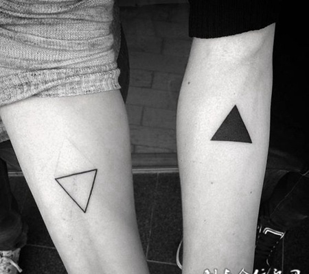 时尚简约，手臂上的情侣三角形纹身图